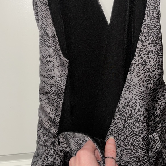 GUESS halter open back a nake print top - Picture 4 of 6